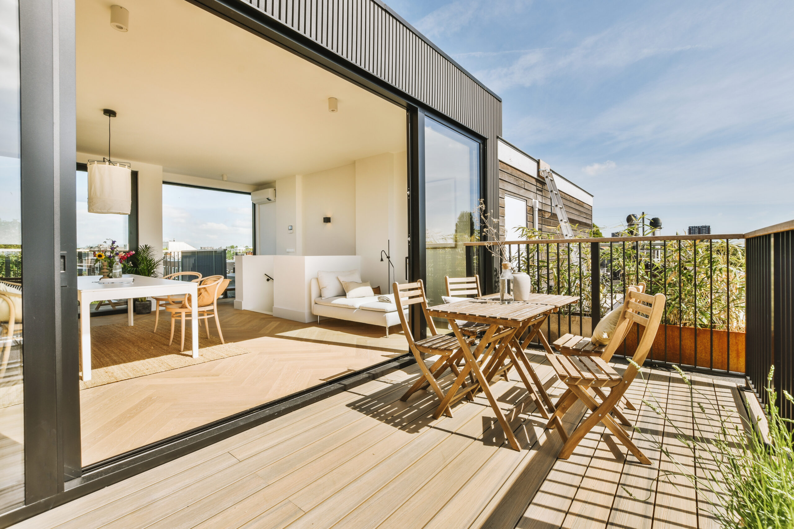 Cerramientos exteriores multifuncionales: seguridad, aislamiento y diseño en espacios abiertos 2 CERRAMIENTOS PLEGABLES Y CORREDEROS EN UNA TERRAZA