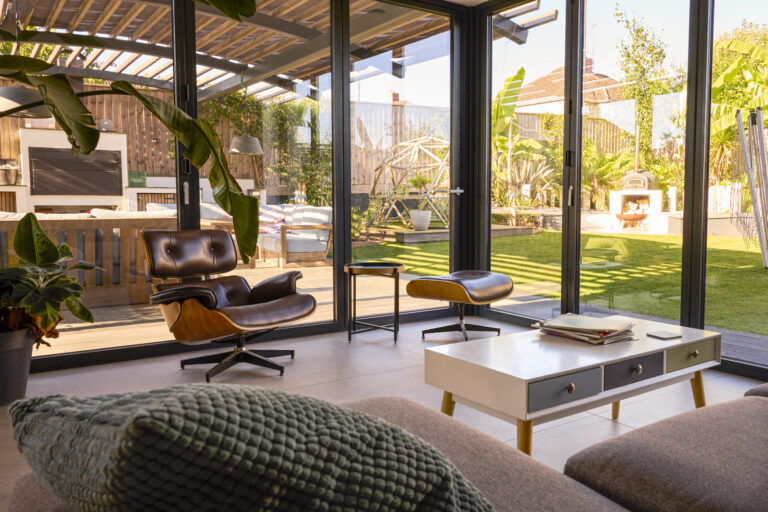 Cerramientos exteriores multifuncionales: seguridad, aislamiento y diseño en espacios abiertos