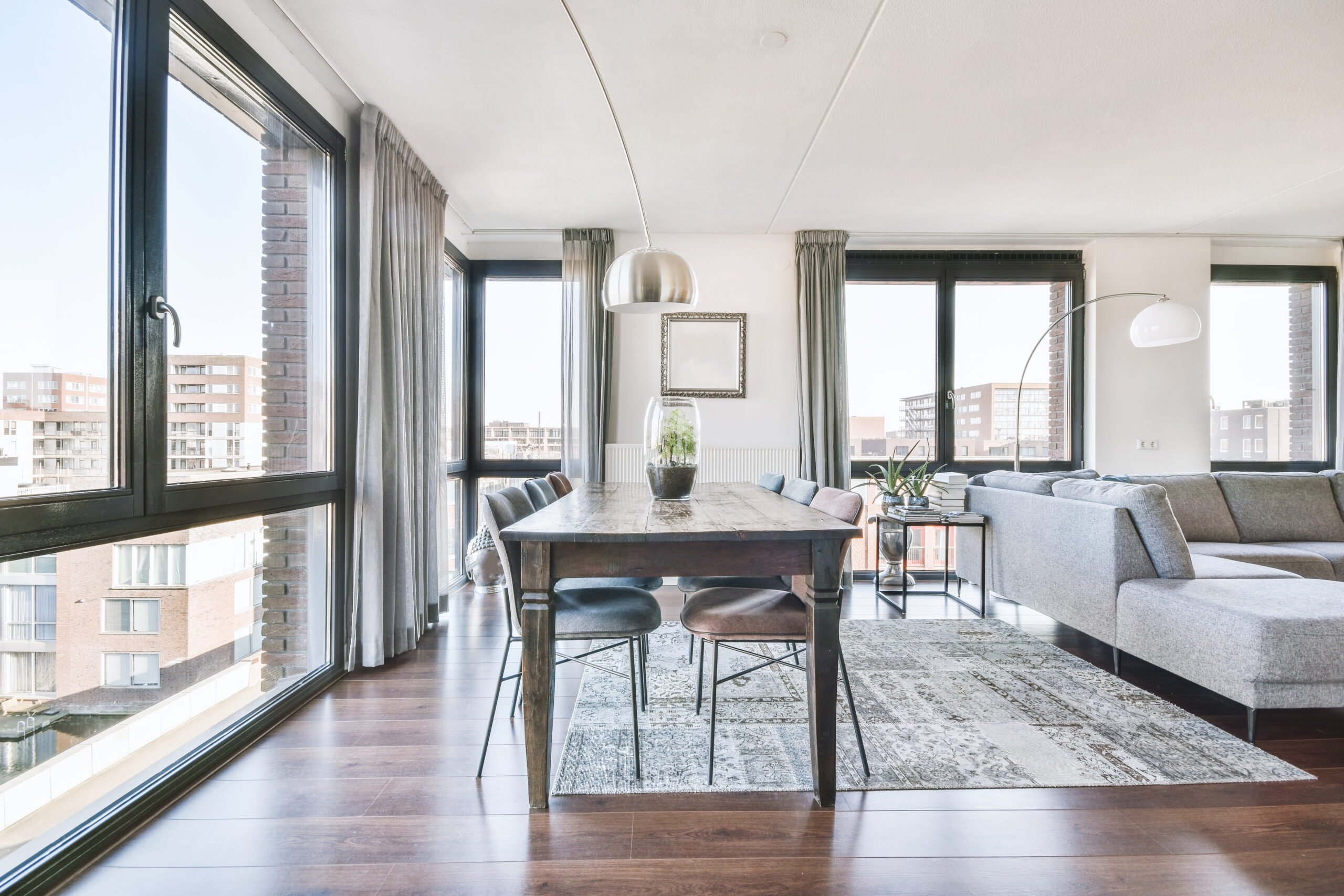 Cómo reducir la condensación en ventanas: causas reales y soluciones eficaces 4 instalación moderna de ventanas eficientes en un salón