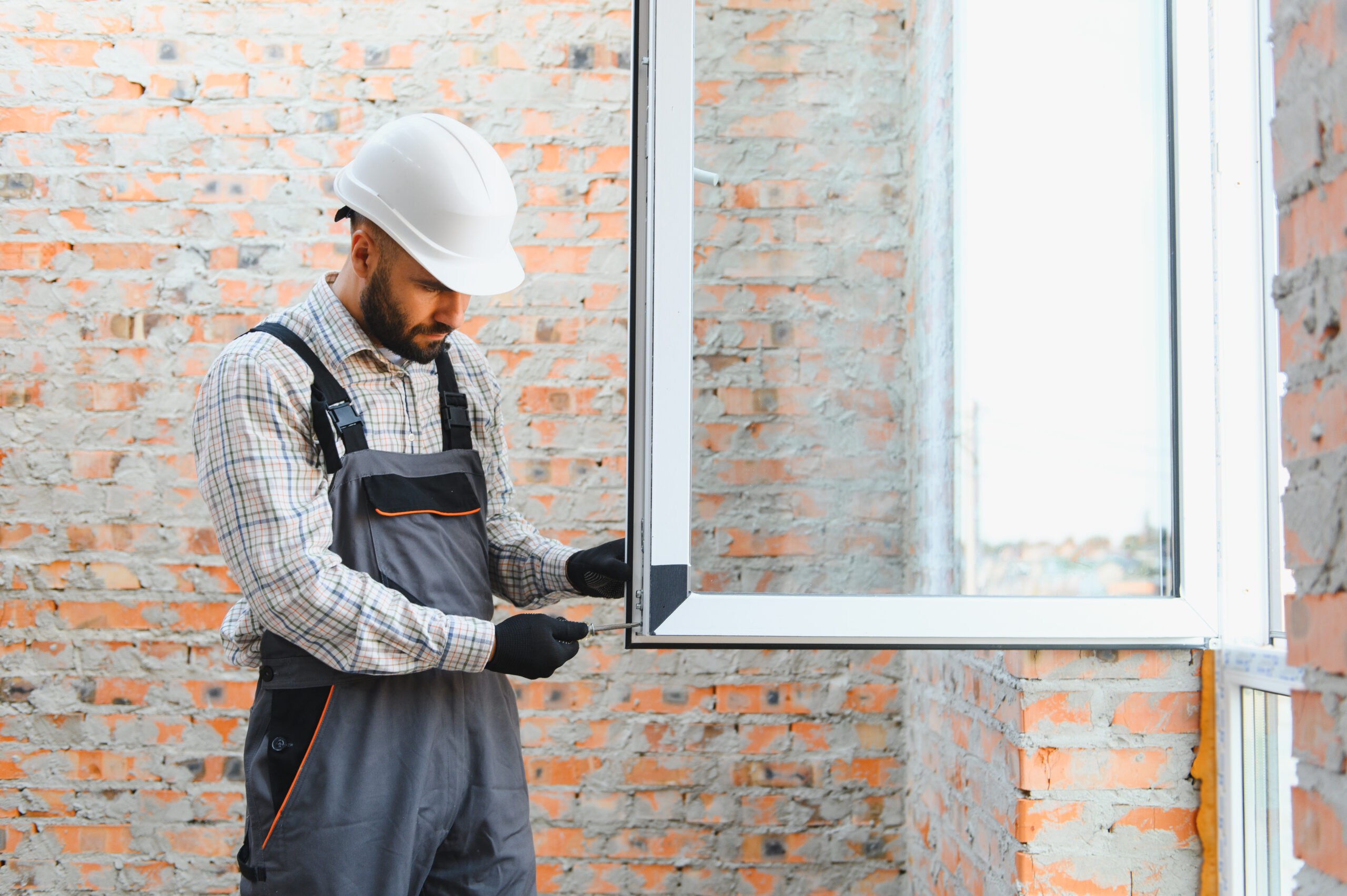 Ventanas de PVC en Asturias: guía definitiva para elegir perfil, vidrio y herrajes 3 instalador profesional colocando una ventana de PVC en una viviend