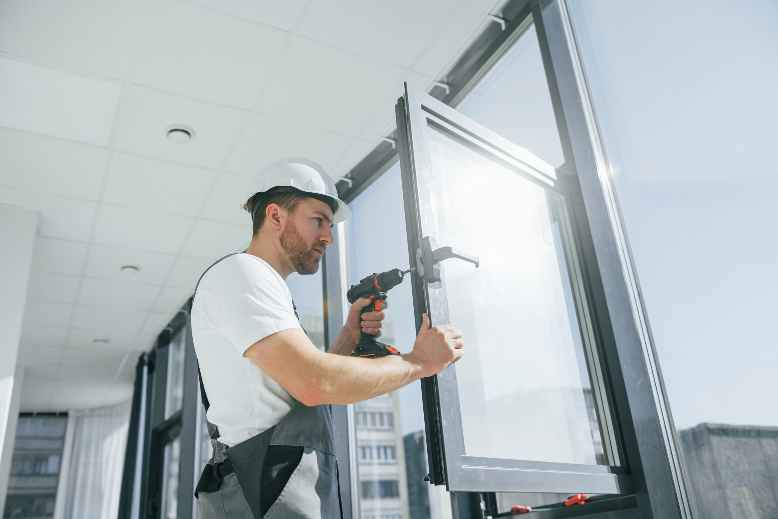 Doble vs triple acristalamiento: cuándo compensa y cómo elegir según tu vivienda 3 instalador profesional colocando una ventana de altas prestaciones